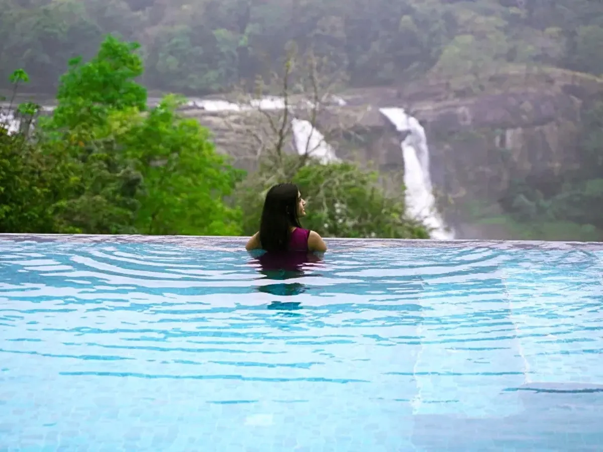5 Days Athirappilly Munnar Alleppey Luxury Escape